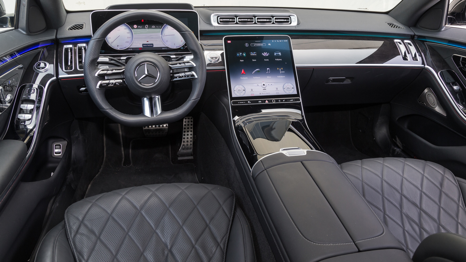 H καμπίνα της S-Class ξεχειλίζει χλιδή ενώ κάποιος μπορεί να «μυρίσει» την πολυτέλεια μέσω μέσω των αιθέριων ελαίων που απελευθερώνει το σύστημα κλιμα